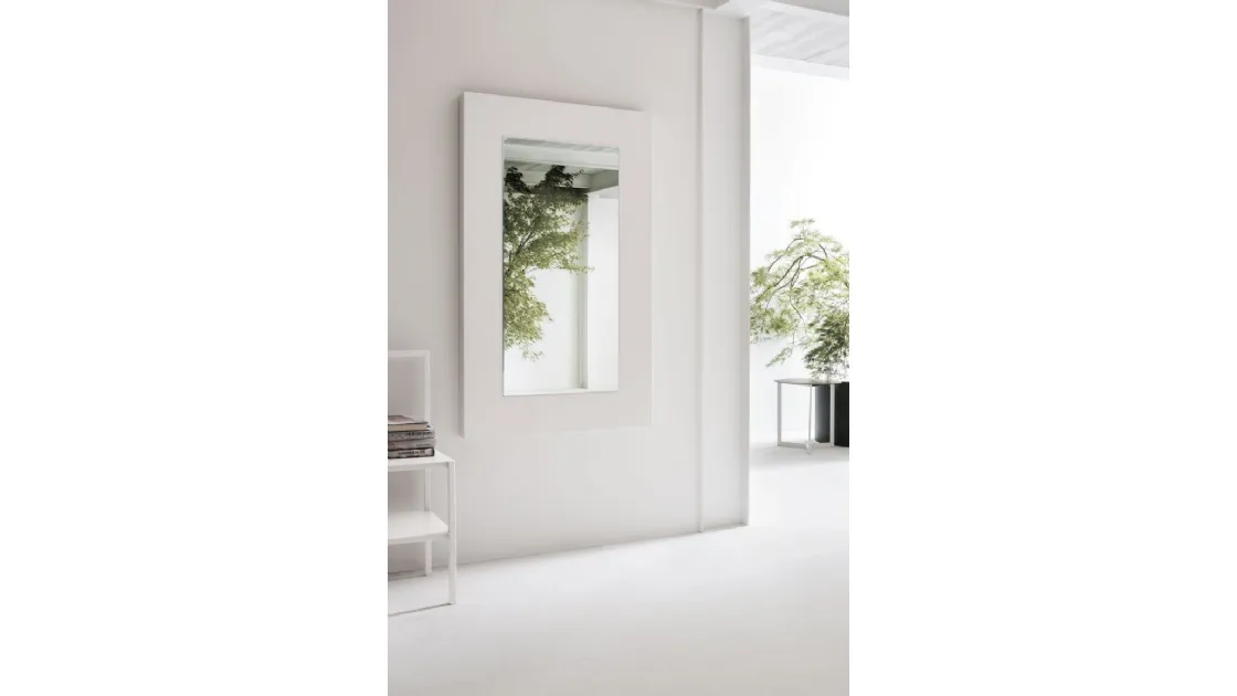 Specchio Dolcevita con cornice in legno laccato poro aperto bianco gesso di Tomasella