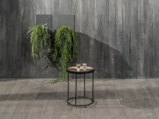 Tavolino Alok in legno con inserto in pietra e struttura in metallo di Stones