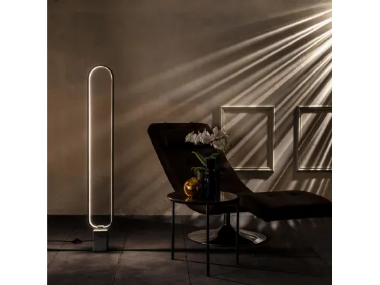 Lampada da terra a LED Naos in metallo con base in marmo di Stones