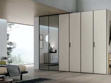 Armadio Vetro Specchio con struttura laccato opaco madreperla e battenti in vetro satinato madreperla e grigio di Tomasella