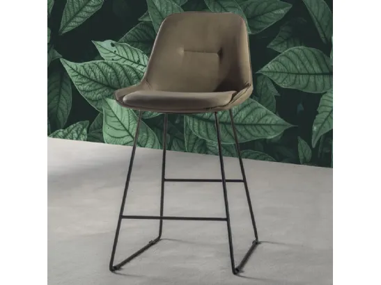 Sgabello Norway Stool slitta in eco Nabuk con struttura in metallo verniciato nero di La Seggiola