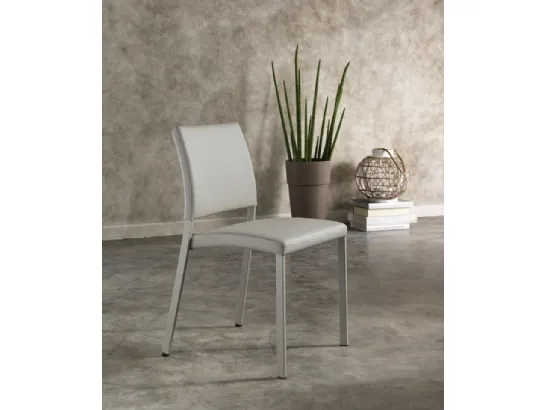 Sedia impilabile Sally in ecopelle imbottita con gambe in metallo verniciato di Stones