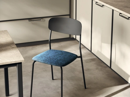 Sedia impilabile Sam di Scavolini