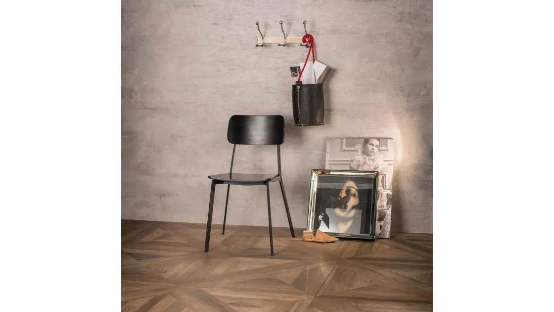 Sedia Woody in legno laccato nero e metallo di Stones