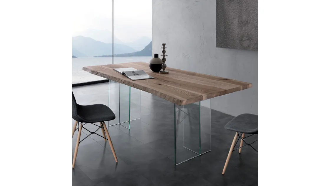 Tavolo Bio-Glass in Frassino olivato massello spazzolato tinto naturale con bordo corteccia con gambe in vetro di La Seggiola