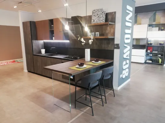 CUCINA SCAVOLINI MODELLO LIBRA CON ANTE IN DECORATIVO CEMENTO E ANTE IN VERO LEGNO DOGATO. OFFERTA  SCONTATISSIMA COMPOSIZIONE ESPOSTA