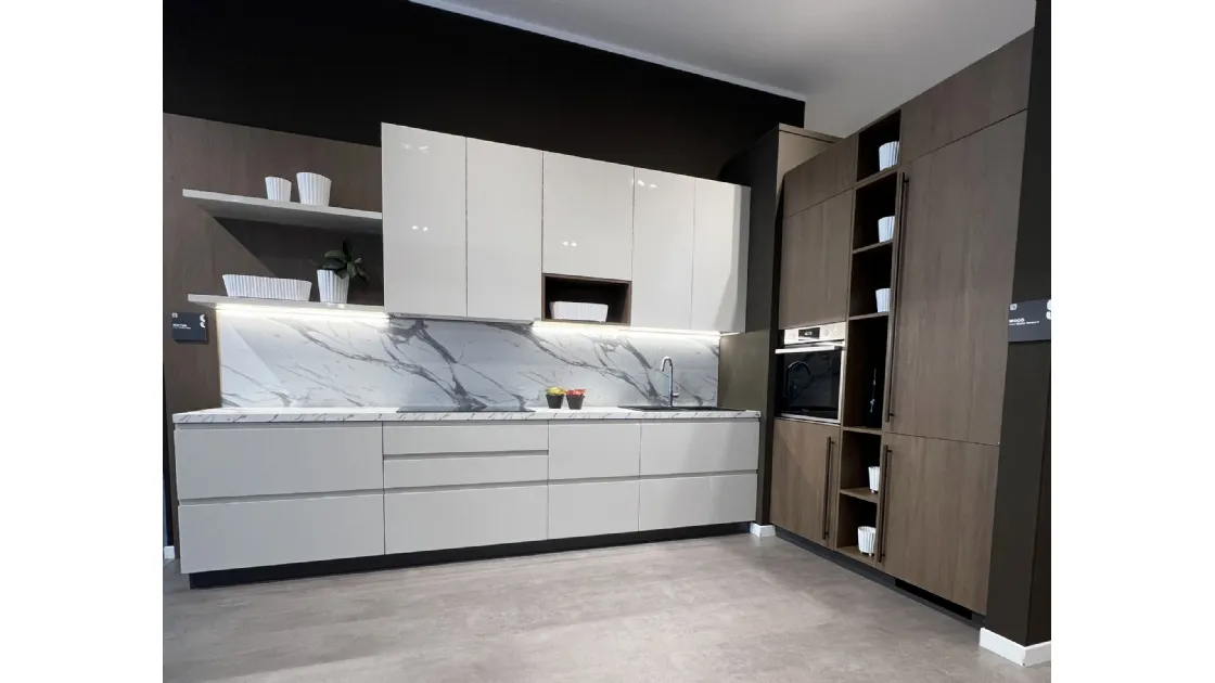 CUCINA SCAVOLINI MODELLO MOTUS LACCATA LUCIDA E MOOD IN DECORATIVO EFFETTO ROVERE. PREZZO OFFERTA PER COMPOSIZIONE ESPOSTA PER RINNOVO EXPO