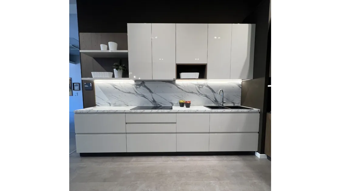 CUCINA SCAVOLINI MODELLO MOTUS LACCATA LUCIDA E MOOD IN DECORATIVO EFFETTO ROVERE. PREZZO OFFERTA PER COMPOSIZIONE ESPOSTA PER RINNOVO EXPO