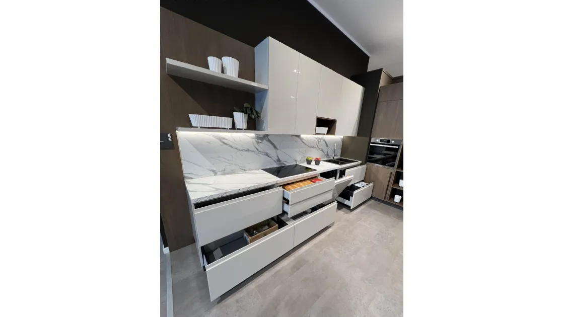 CUCINA SCAVOLINI MODELLO MOTUS LACCATA LUCIDA E MOOD IN DECORATIVO EFFETTO ROVERE. PREZZO OFFERTA PER COMPOSIZIONE ESPOSTA PER RINNOVO EXPO