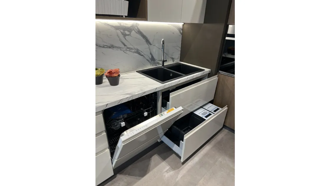 CUCINA SCAVOLINI MODELLO MOTUS LACCATA LUCIDA E MOOD IN DECORATIVO EFFETTO ROVERE. PREZZO OFFERTA PER COMPOSIZIONE ESPOSTA PER RINNOVO EXPO