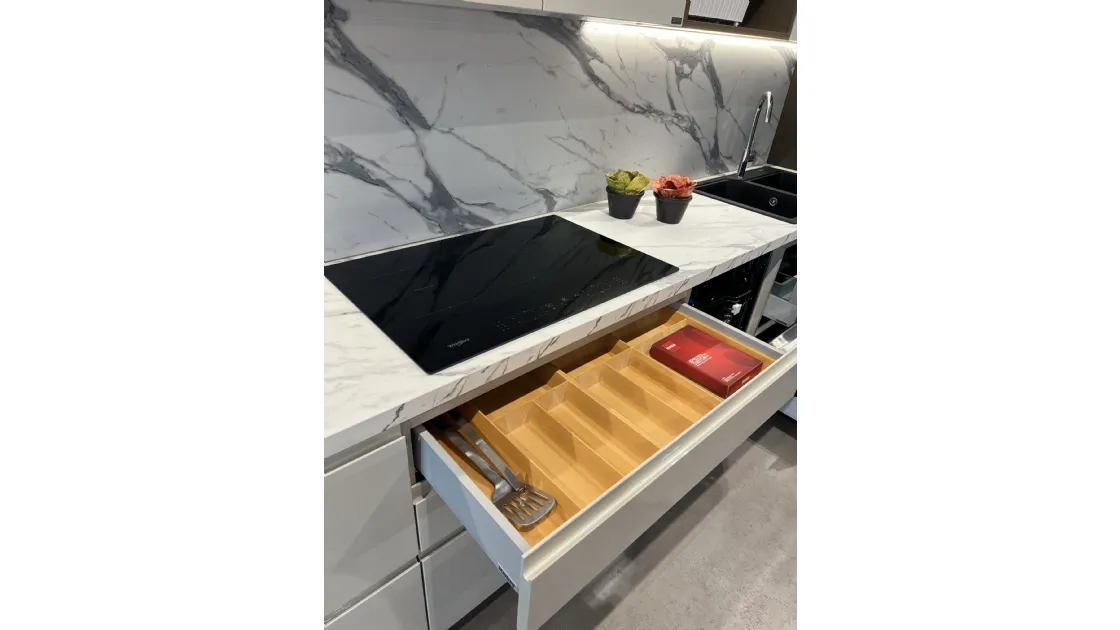 CUCINA SCAVOLINI MODELLO MOTUS LACCATA LUCIDA E MOOD IN DECORATIVO EFFETTO ROVERE. PREZZO OFFERTA PER COMPOSIZIONE ESPOSTA PER RINNOVO EXPO