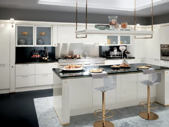 Cucina Classica angolare con isola Baccarat laccata lucida Bianca di Scavolini