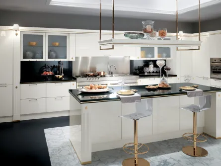 Cucina Classica angolare con isola Baccarat in laccato lucido Bianco di Scavolini