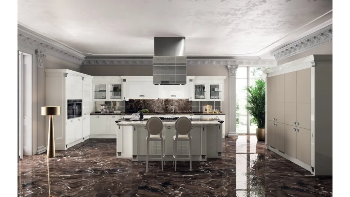 Cucina Classica Exclusiva in laccato lucido Bianco e pelle di Scavolini