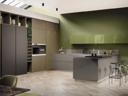 Cucina Moderna angolare con penisola AL 32 in Fenix Grigio Londra e pensili in Vetro Verde Oliva di Arrex