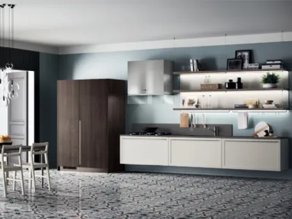 Cucina Moderna sospesa Carattere 16 in laccato Grigio con armadio in Noce Saxony di Scavolini