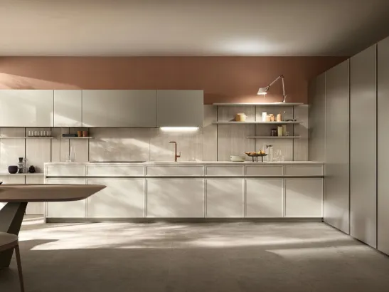 Cucina lineare su misura Poetica 03 in Frassino e laccato di Scavolini
