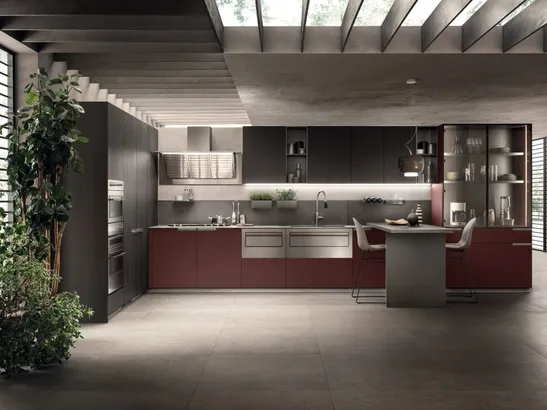 Cucina su misura angolare con penisola Mia 06 Rosso Jaipur e Rovere Carbone di Scavolini