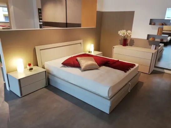 LETTO TOMASELLA MODELLO KRYZIA CON CONTENITORE E LUCE INSERITA NELLA TESTATA. COMO' E COMODINI IN VERO LEGNO ROVERE 