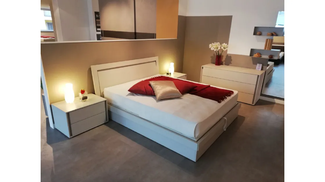 LETTO TOMASELLA MODELLO KRYZIA CON CONTENITORE E LUCE INSERITA NELLA TESTATA. COMO' E COMODINI IN VERO LEGNO ROVERE 