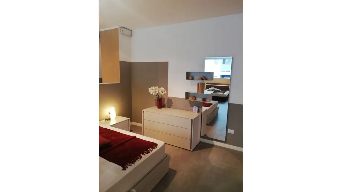 LETTO TOMASELLA MODELLO KRYZIA CON CONTENITORE E LUCE INSERITA NELLA TESTATA. COMO' E COMODINI IN VERO LEGNO ROVERE 