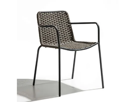 Poltroncina Café de Paris in metallo rivestita in corda piatta poliestere color tortora di La Seggiola